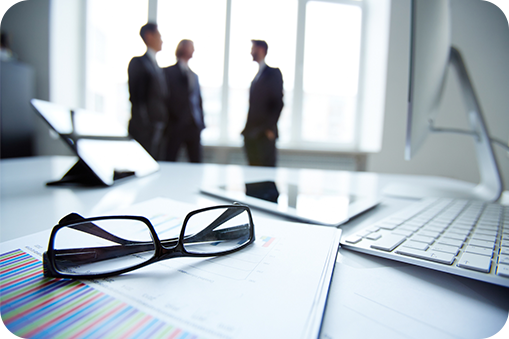 Beratungsszene Ausschreibung mit Laptops, Tablets