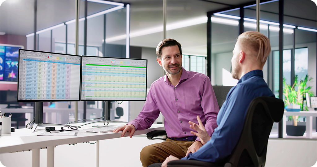 2 Männer vor Bildschirmen mit Logos von Vertrauensdiensteanbietern