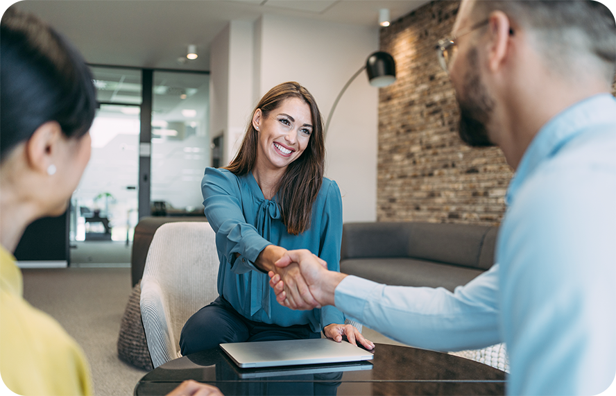 Bild lächelnde Frau schüttelt einem Mann die Hand