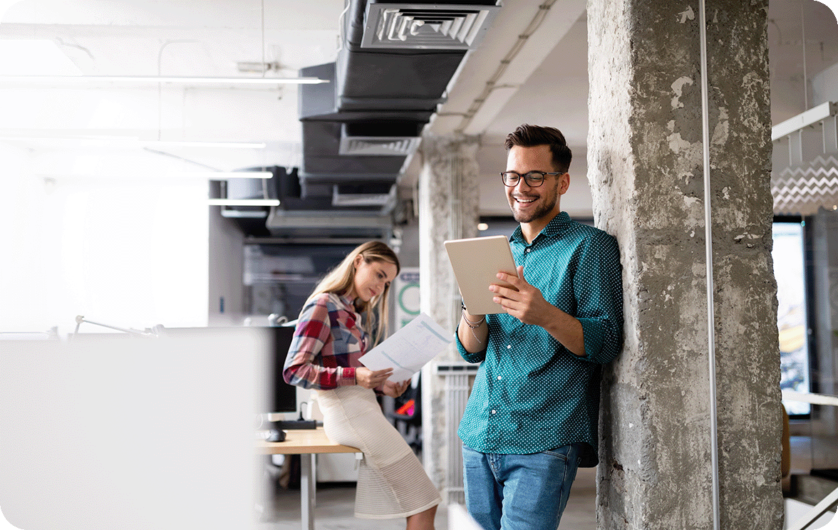 Bild Bueroszene Mann schaut auf Tablet