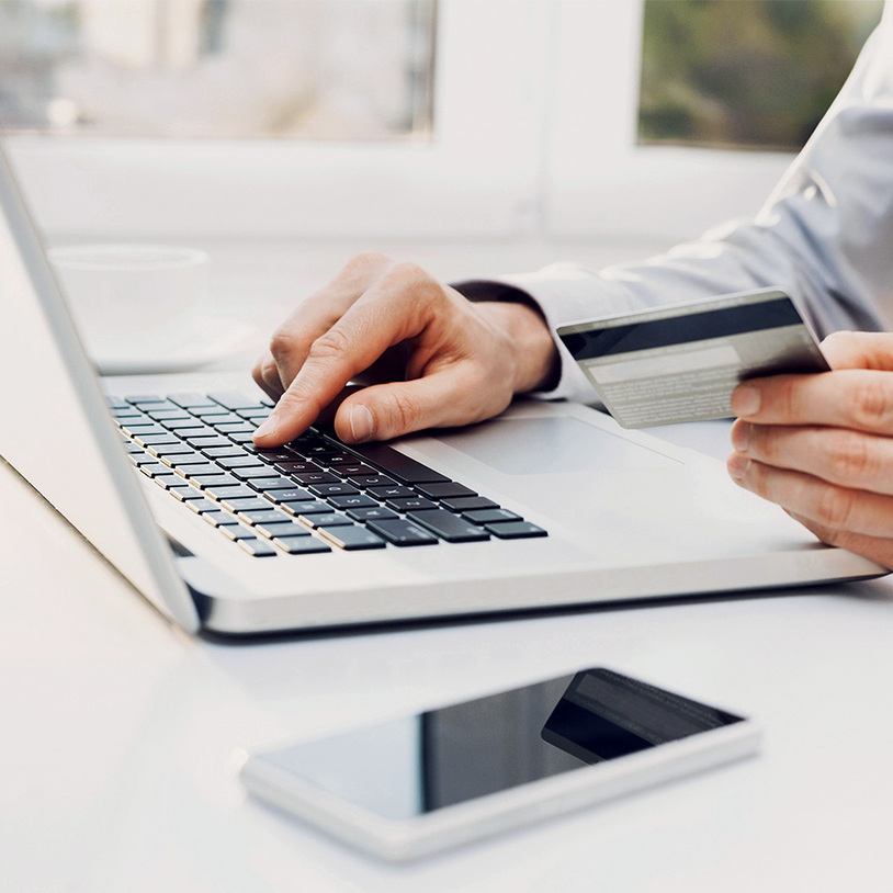 Bild Person führt Bezahlung am Laptop durch