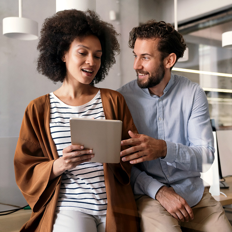 Bild Frau und Mann mit Tablet
