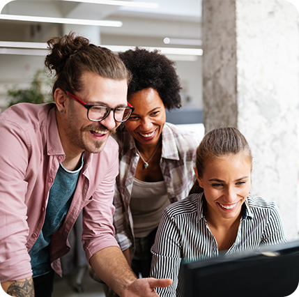 Foto von 3 Personen vor einem Computerbildschirm