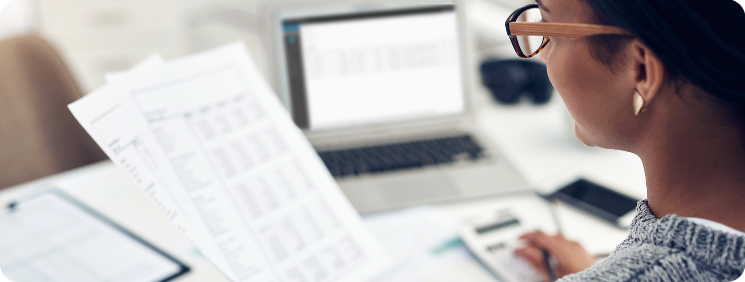 Ansicht Frau gibt Daten ein 