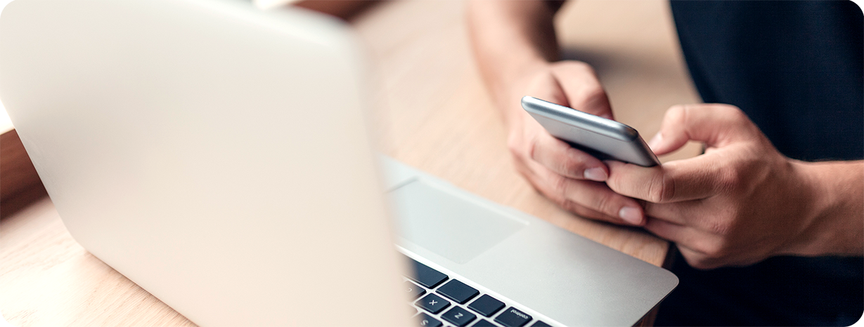 Ansicht Laptop und Bedienung von einem Smartphone