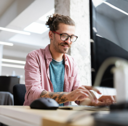Foto von einem Mann der eine Computer-Tastatur bedient