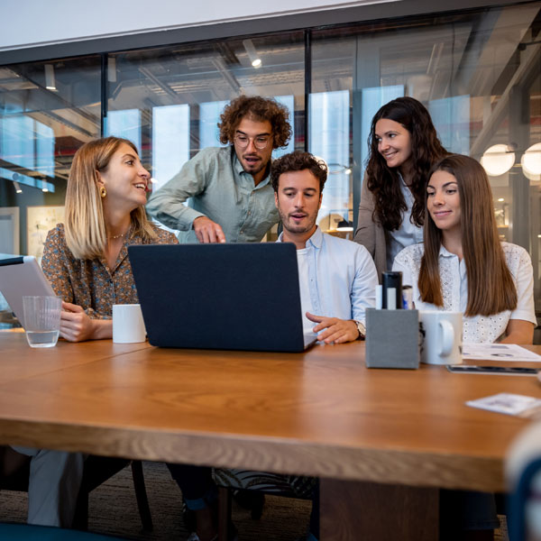 Bild Personengruppe sitzt vor einem Laptop